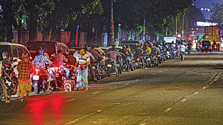 Fuel Crisis in Dhaka: Hundreds Queue Overnight at Single Pum