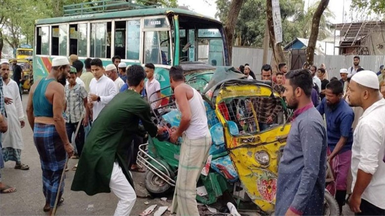 Bloody Day on the Roads: 15 Killed Across Five Districts