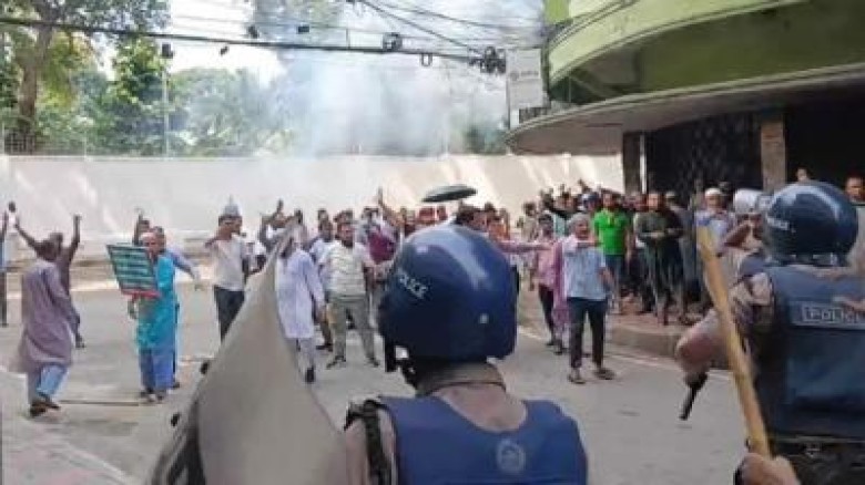 Tension Over Chairman Appointment: Customers Protest Outside