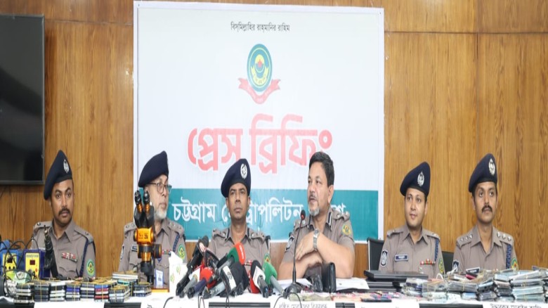 Five Arrested in Kotwali Police Raid; 157 Mobile Phones Recovered