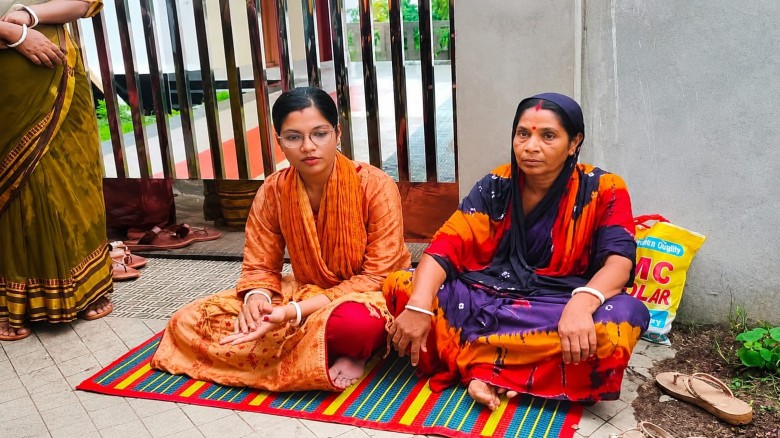 Intern Doctor Stages Hunger Strike in Front of Husband's Hou