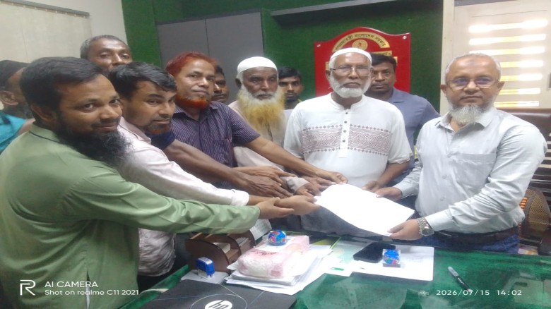 Branch post office employees stage human chain in Bogura demanding nationalization of jobs