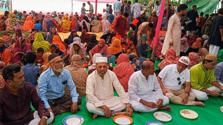 Environment Minister Joins Homeless Diners for a Meal in Mon