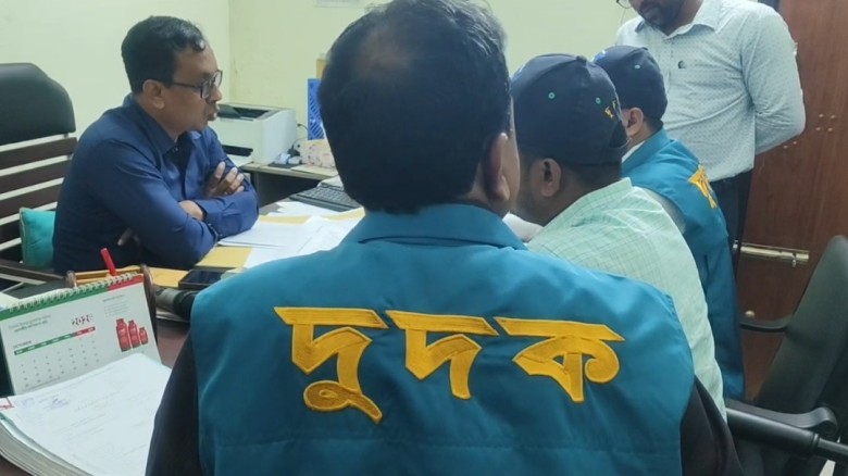 ছবির ক্যাপশন: .
